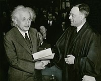 Einstein überreicht den Brief gegen die Atombombe.